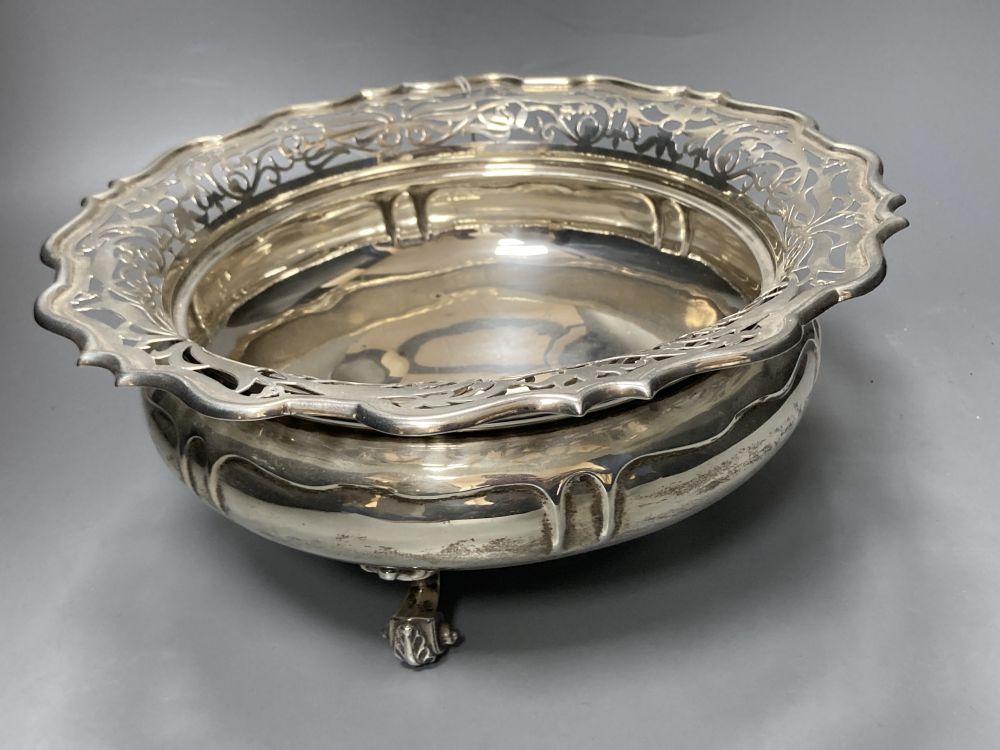 A George V silver circular fruit bowl with pierced border, Goldsmiths & Silversmiths Co Ltd, London, 1914, 27.7cm, 30oz.